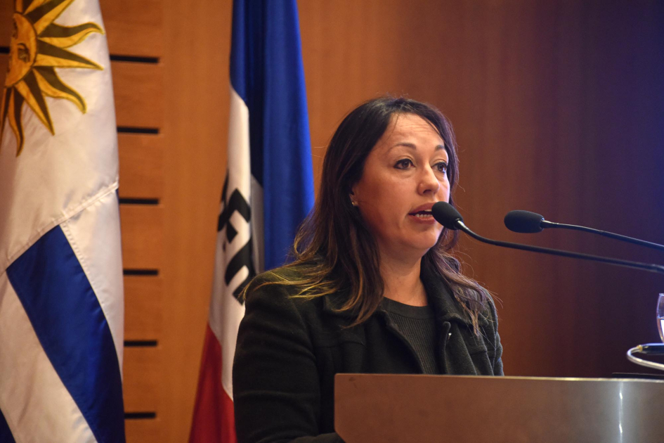 Ministra Fernanda Cardona en lanzamiento del Premio Nacional de Eficiencia Energética Primer plano de ministra Cardona hablando a micrófono