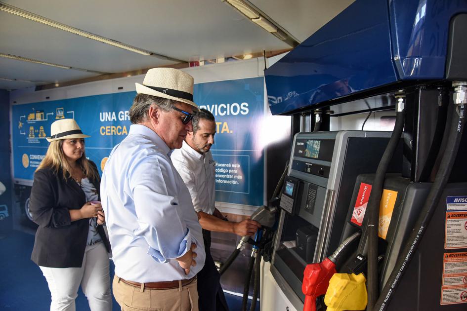Ministro Paganini y directora Pecoy, junto a otras personas, observan un surtidor