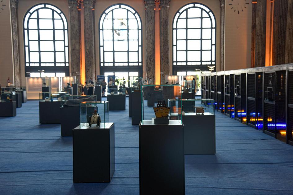 Vista de la exposición Se ven los premios en soportes verticales; deetrás, ventanales del hall del BROU central