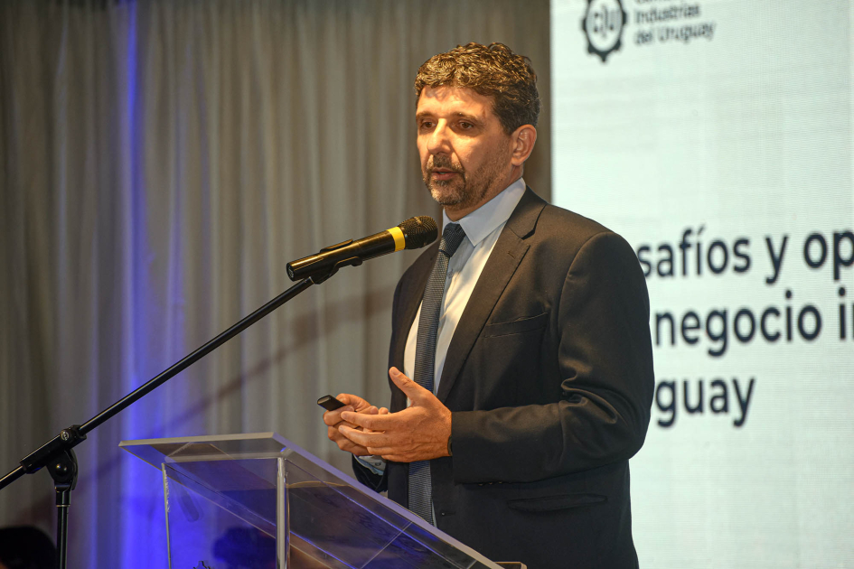 Pérez, de pie en un atril