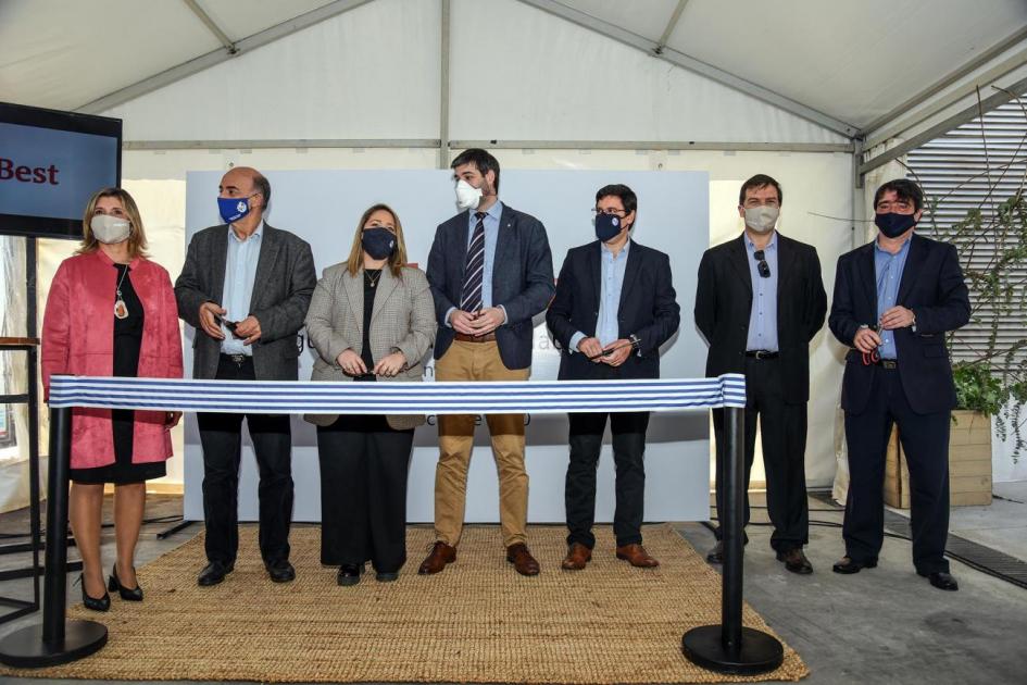 Autoridades en la inauguración de la nueva planta de Delibest