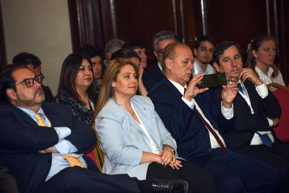 Directora Susana Pecoy, junto a autoridades Primera fila del evento (del lado izquierdo); aparece la directora Pecoy