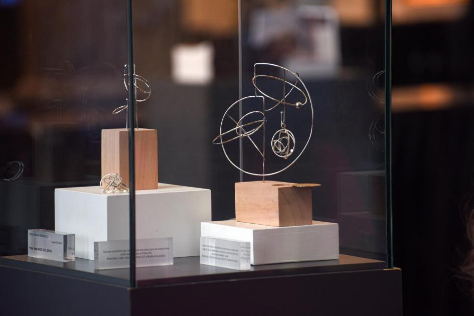Primer premio en Pieza Única, obra de Denisse Arigón Dos piezas de joyería dentro de una caja