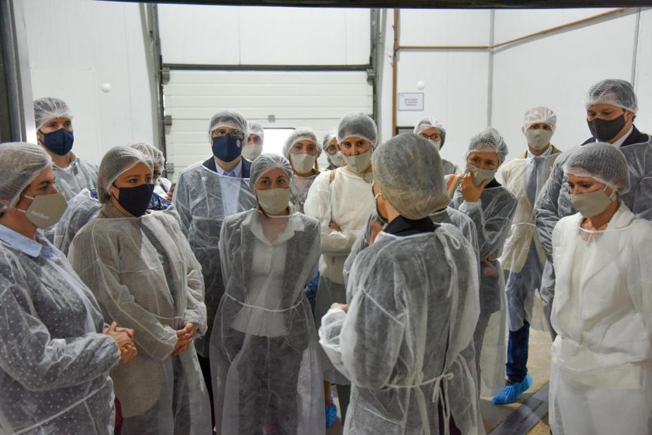 Autoridades del MIEM en nueva planta de Delibest