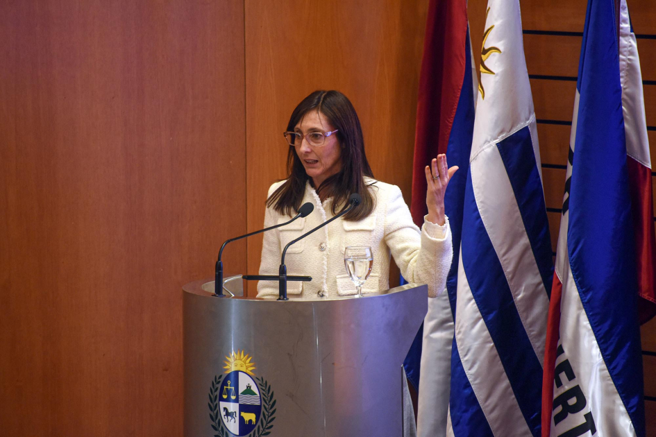 Adriana Torchelo en lanzamiento del Premio Nacional de Eficiencia Energética Adriana Torchelo hablando a micrófono