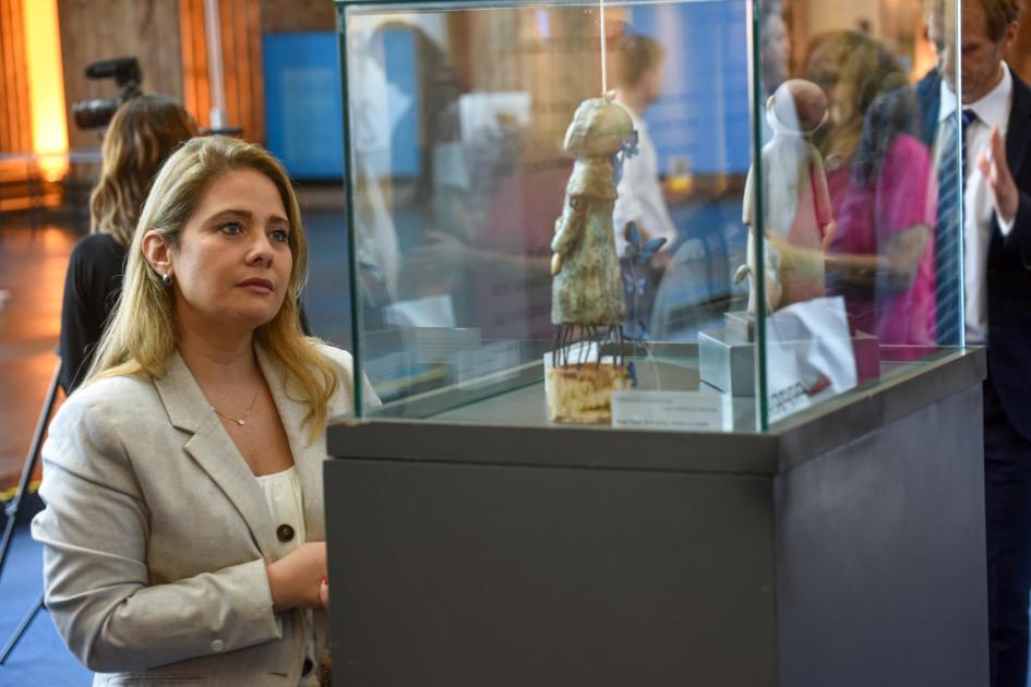 La directora Pecoy mira uno de los premios, en su caja de cristal