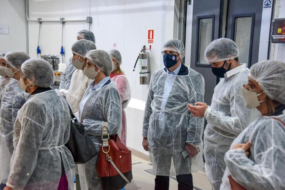 Autoridades del MIEM en la nueva planta de Delibest