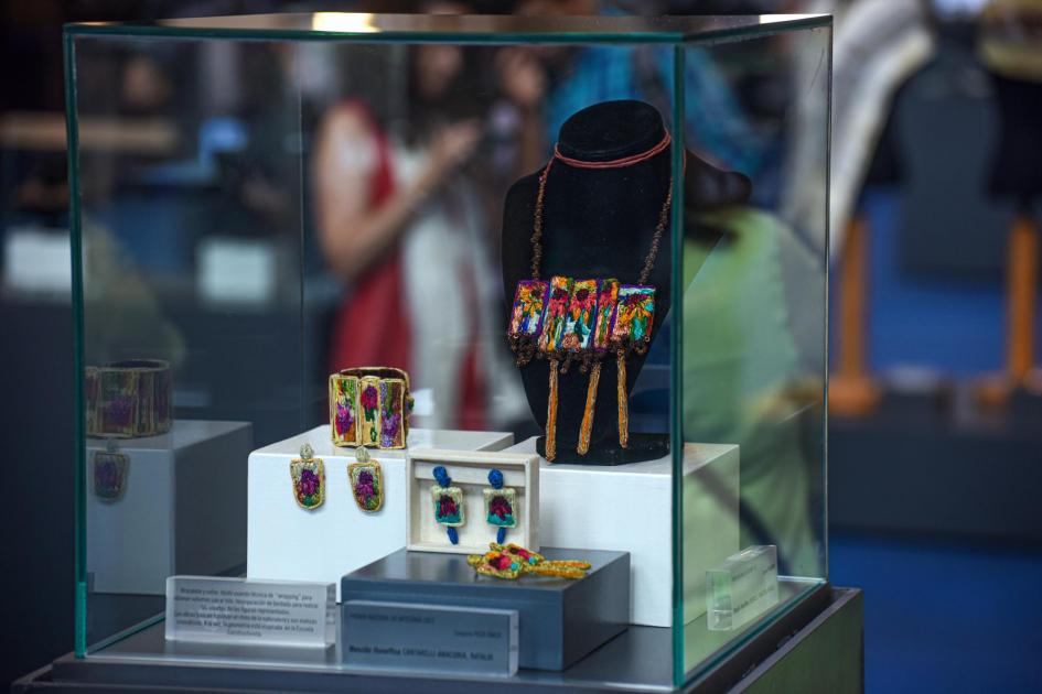 Otra pieza galardonada del Premio Nacional de Artesanía 2022 Pieza de collares de tejidos dentro de una caja de cristal
