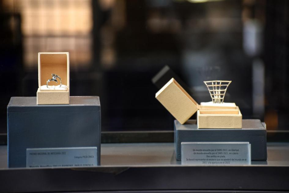 Artesanía galardonada Joyas en cajas de madera, dentro de la caja de cristal