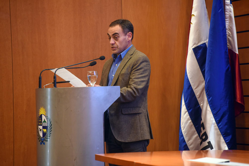 Jorge Navarro, representante de Aeropuerto Internacional de Carrasco, hablando Jorge Navarro, representante de Aeropuerto Internacional de Carrasco