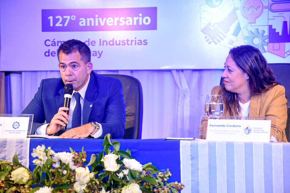 García habla en una mesa, junto a Cardona