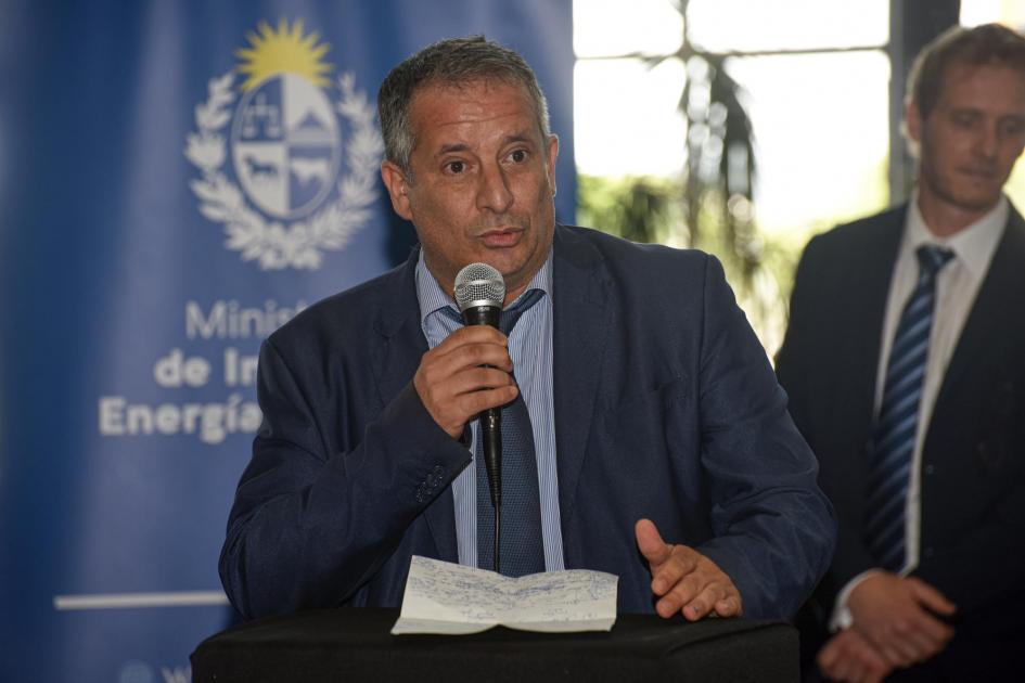 Vicepresidente del BROU, Alejandro Lafluf Lafluf habla con micrófono; detrás, Escudero y un banner del MIEM