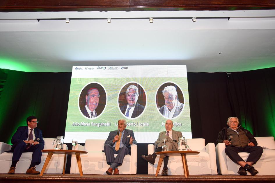 Panel de expresidentes Sentados: Cantero, Sanguinetti, Lacalle Herrera y Mujica; detrás, una pantalla con sus rostros