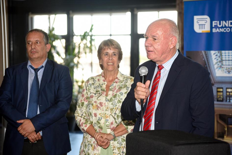 El subsecretario del MIEM, Walter Verri, elogió a los artesanos Verri habla junto a Antía y Lafluf