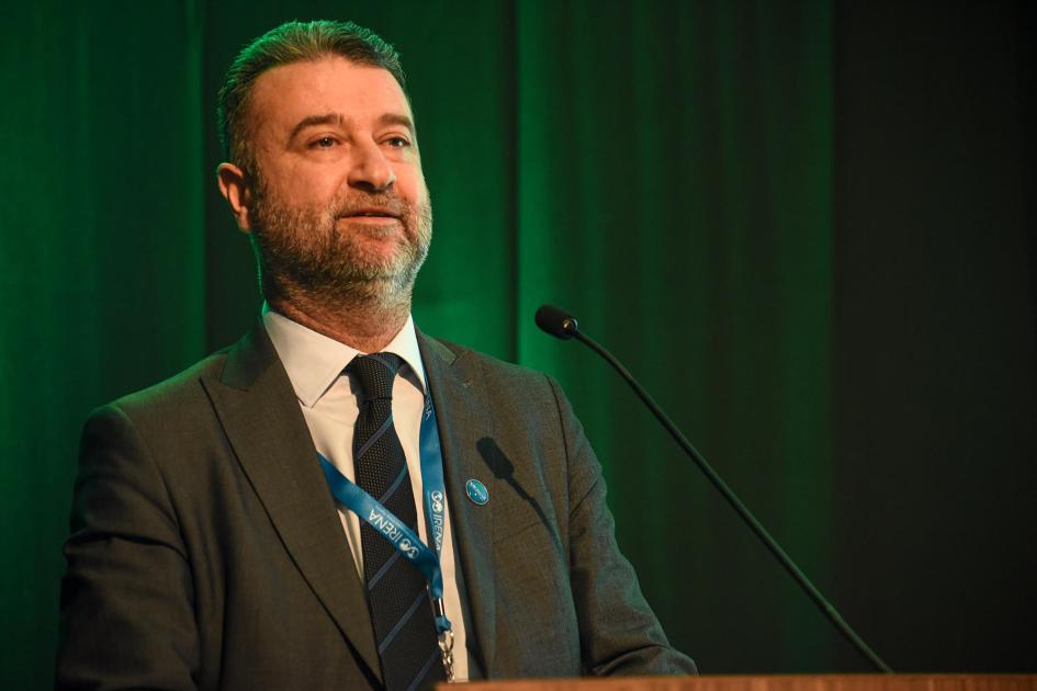 Representante de IRENA, Gurbuz Gonul Representante de IRENA, Gurbuz Gonul, habla con micrófono fijo
