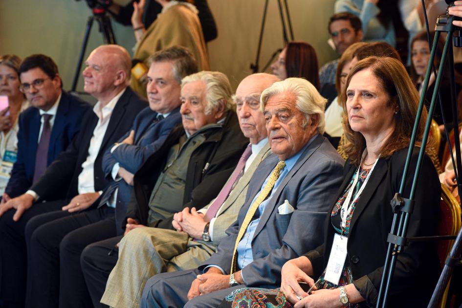 Autoridades en primera fila Facio, Lacalle, Sanguinetti, Mujica, Paganini, Verri y Cantero, en primera fila del evento