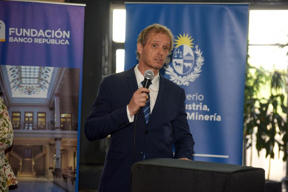 Encargado del Área Desarrollo Artesanal, Mauro Escudero Habla Mauro Escudeero; detrás, banners del MIEM y el BROU