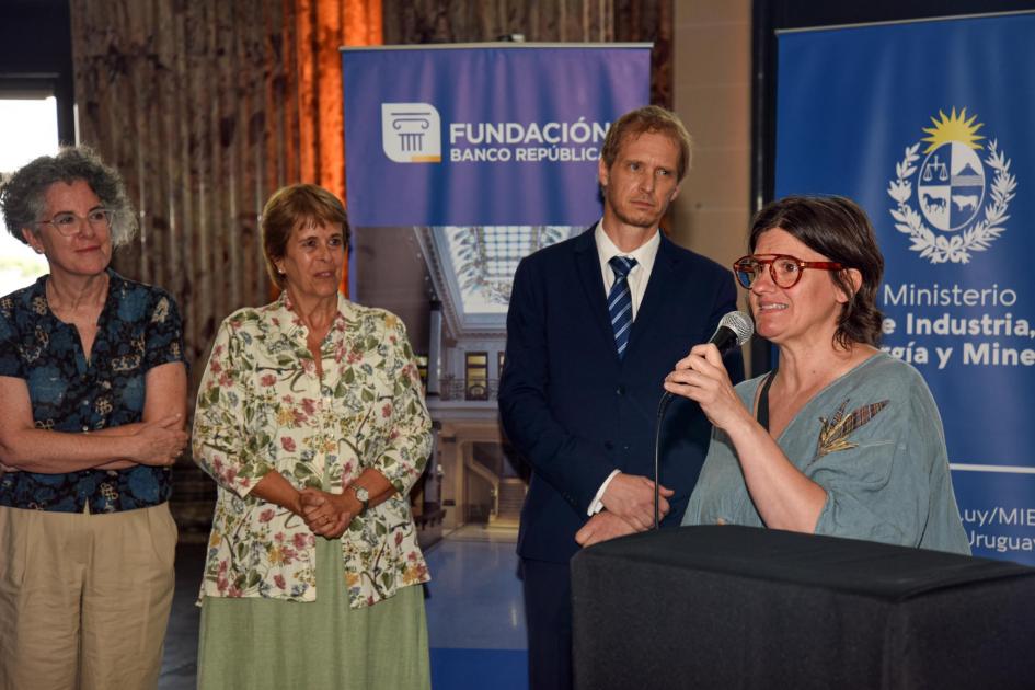Cecilia Pagliari, ganadora en 2021 e integrante del jurado en 2022 Habla Cecilia Pagliari; detrás, las autoridades