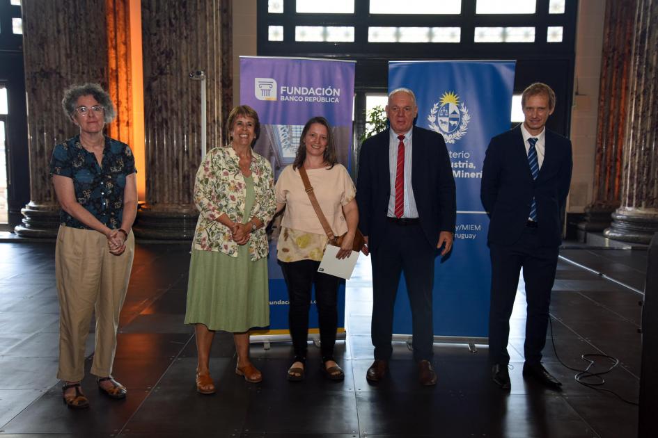 Silvana Bico, diploma en mano, junto a las autoridades