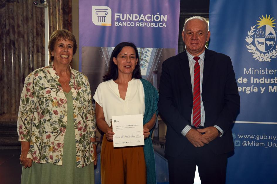 Premio Nacional de Artesanía 2022: Melanie Steiner recibe su reconocimiento Melanie Steiner, diploma en mano, junto a las autoridades