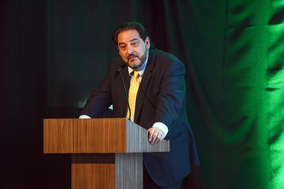 Representante de OLADE, Andrés Rebolledo Representante de OLADE, Andrés Rebolledo, habla desde un atril