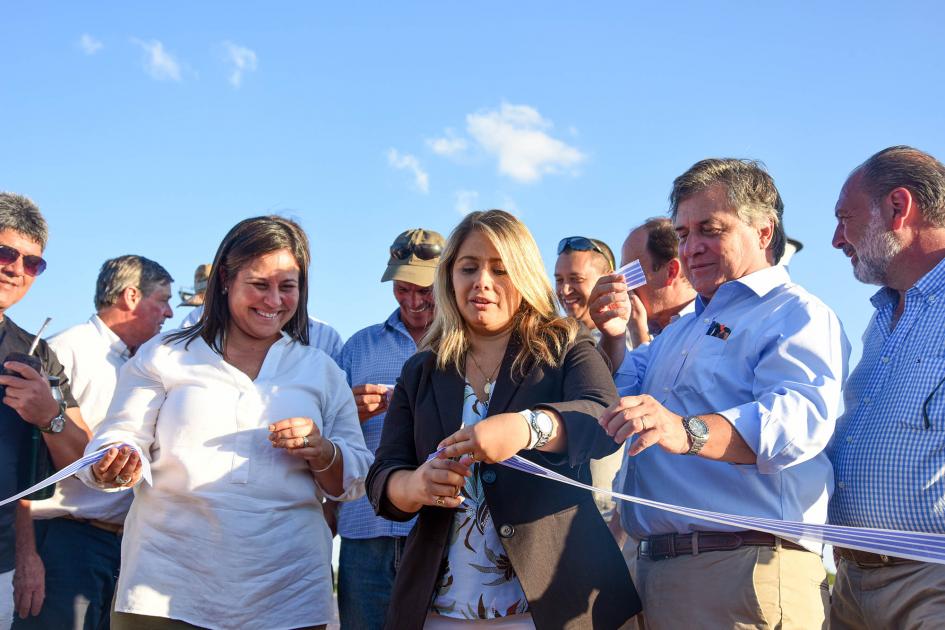 Directora Pecoy corta la cinta junto al ministro Paganini y otras personas