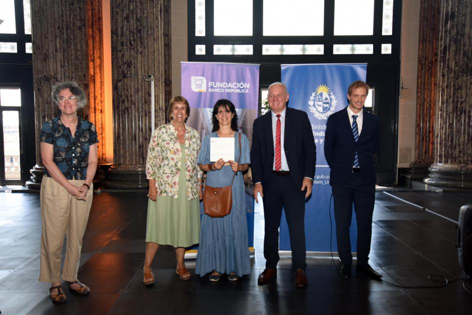 Premio Nacional de Artesanía 2022: Ana Gabriela Alonso recibe su reconocimiento Ana Gabriela Alonso, diploma en mano, junto a las autoridades