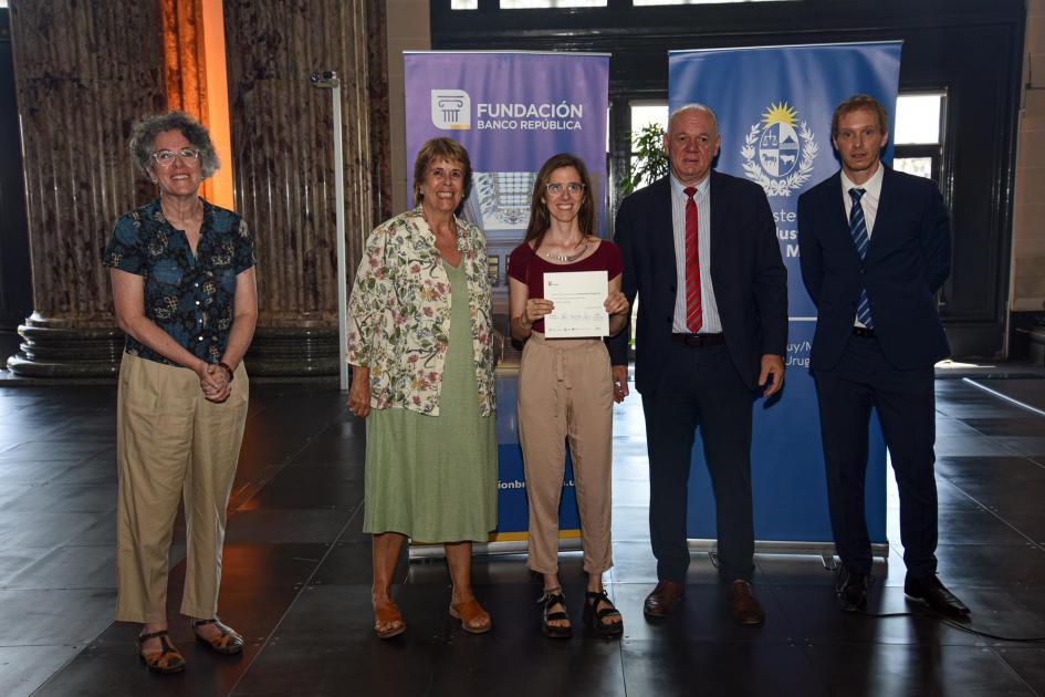Premio Nacional de Artesanía 2022: Mariana Schwedt recibe su reconocimiento Mariana Schwedt, diploma en mano, junto a las autoridades