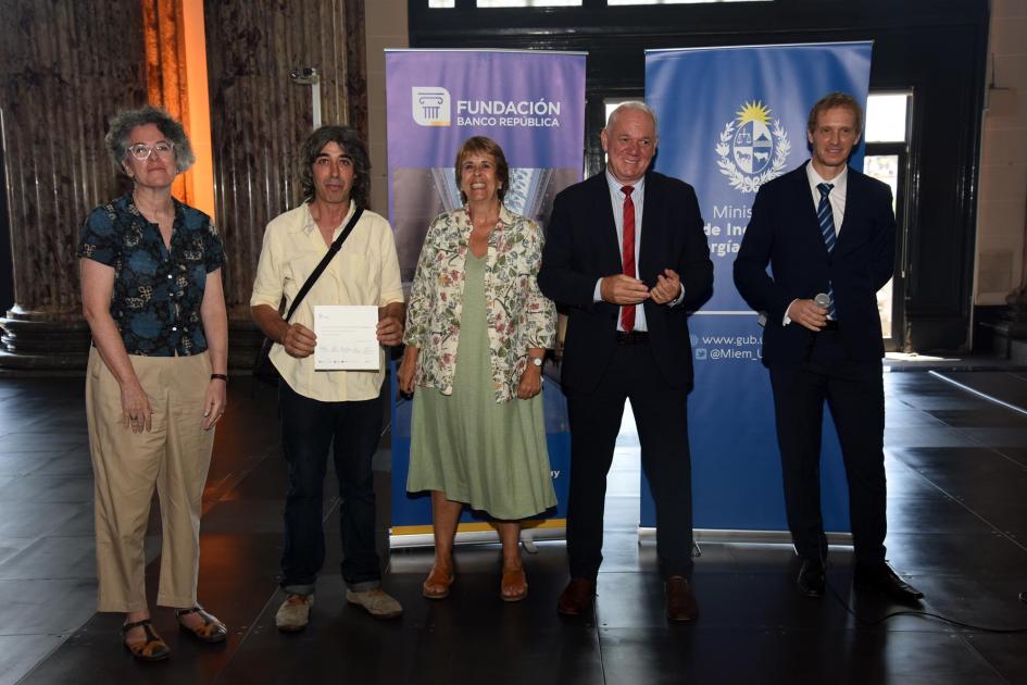 Víctor Krause, diploma en mano, junto a las autoridades