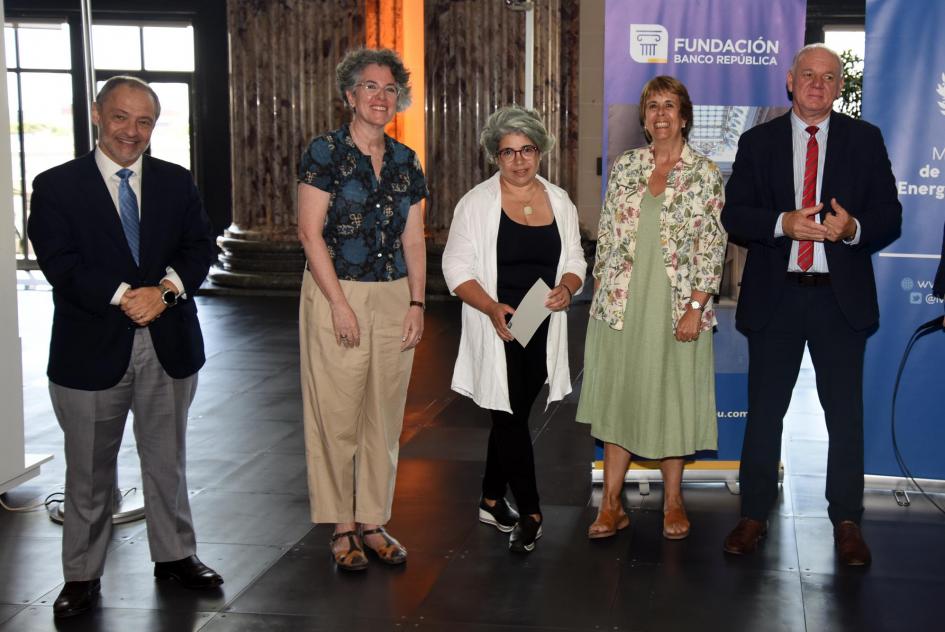 Sandra Fariña, diploma en mano, junto a las autoridades