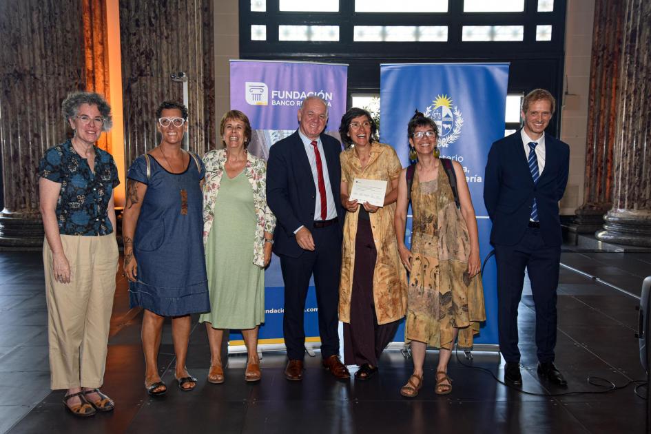 Silvia Llopar, María Renée Llopar y Helena Gigena son reconocidas junto a las autoridades