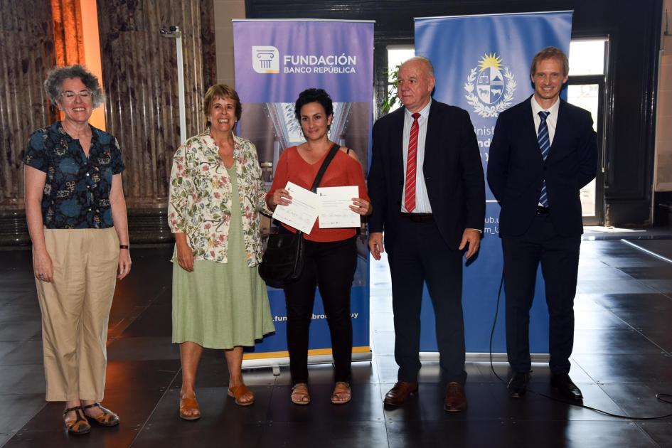 Fabiana Orpin, con dos diplomas, posa junto a las autoridades