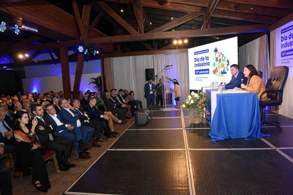 A la derecha, mesa de oradores; a la izquierda, el público