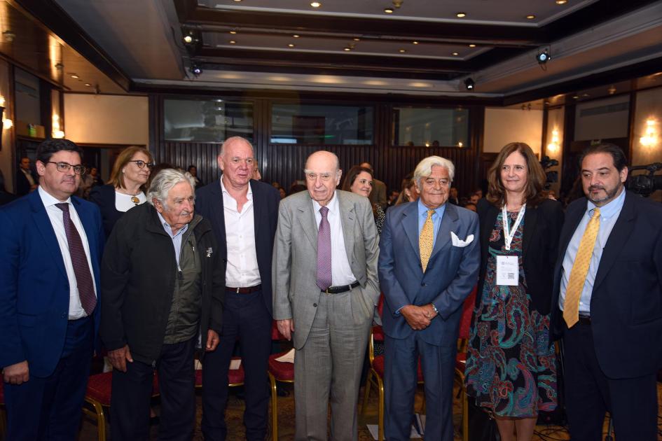 Autoridades, de pie, en el salón Conference del Hotel Radisson Montevideo