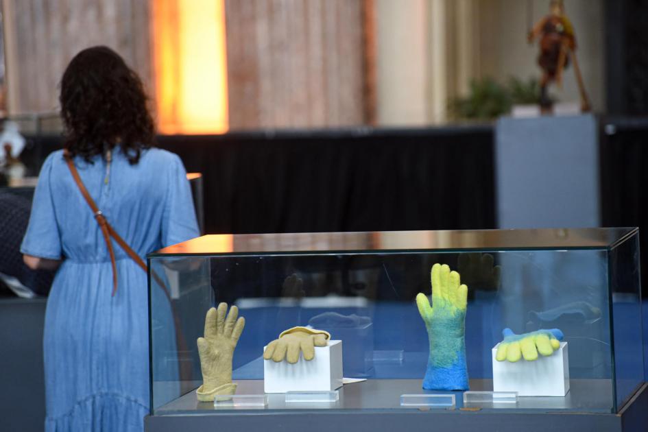 Pieza premiada en la edición 2022 Guantes de distintas formas en una caja de cristal