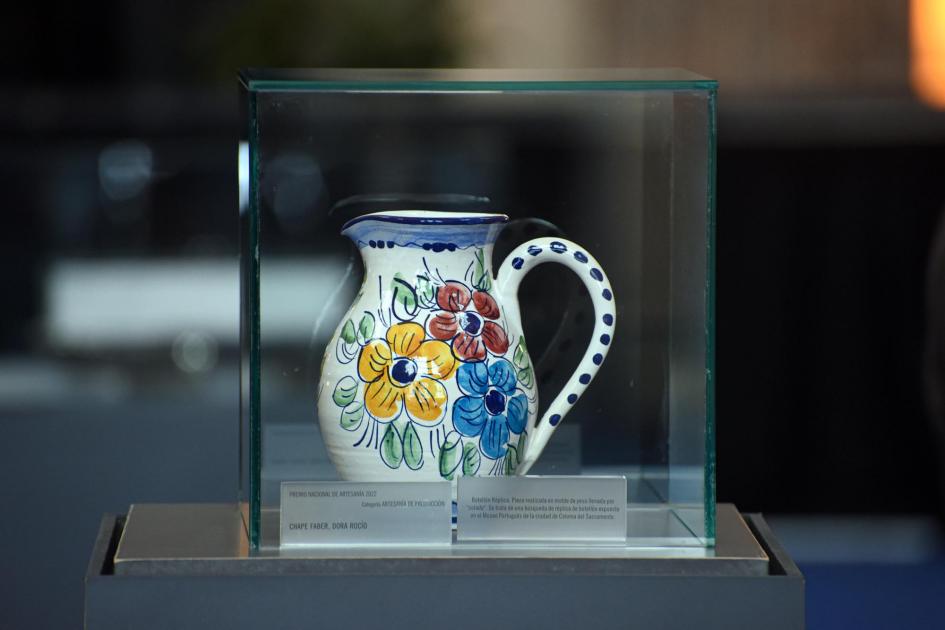 Pieza premiada en la edición 2022 Jarra de colores en su caja de cristal