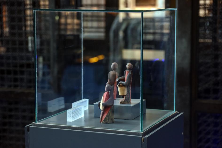 Pieza premiada en la edición 2022 Tamborileros de madera en su caja de cristal