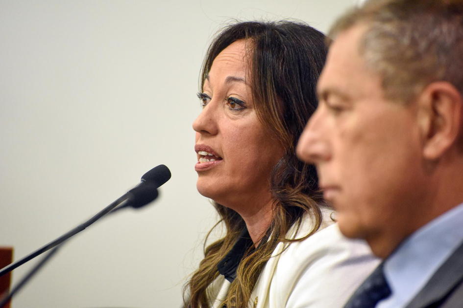 Oddone y Cardona en conferencia de prensa Minstra Cardona habla a micrófono al lado del ministro Oddone