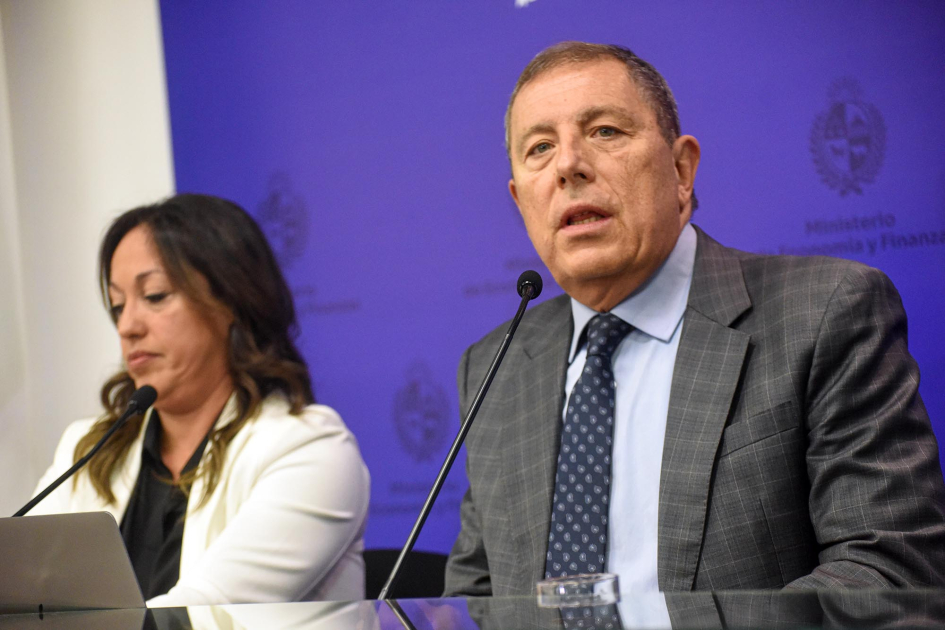 Oddone y Cardona en conferencia de prensa Ministro Oddone habla a micrófono junto a la ministra Cardona