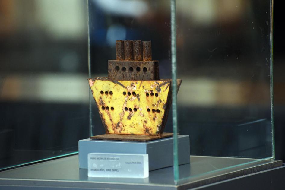 Pieza premiada en la edición 2022 Barco de metal en caja de cristal