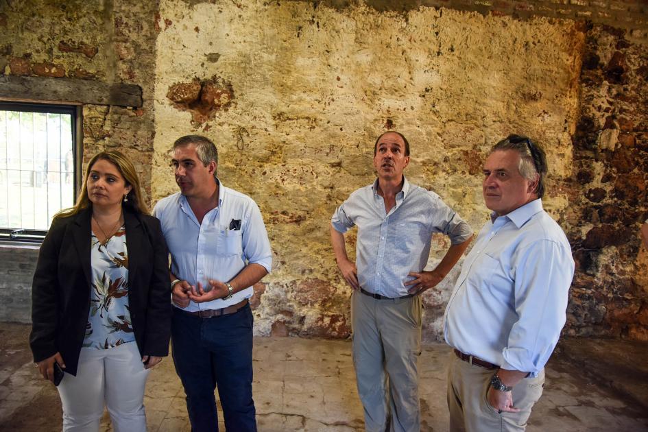 Ministro Paganini y directora Pecoy recorren el interior del futuro Museo de la Industria 