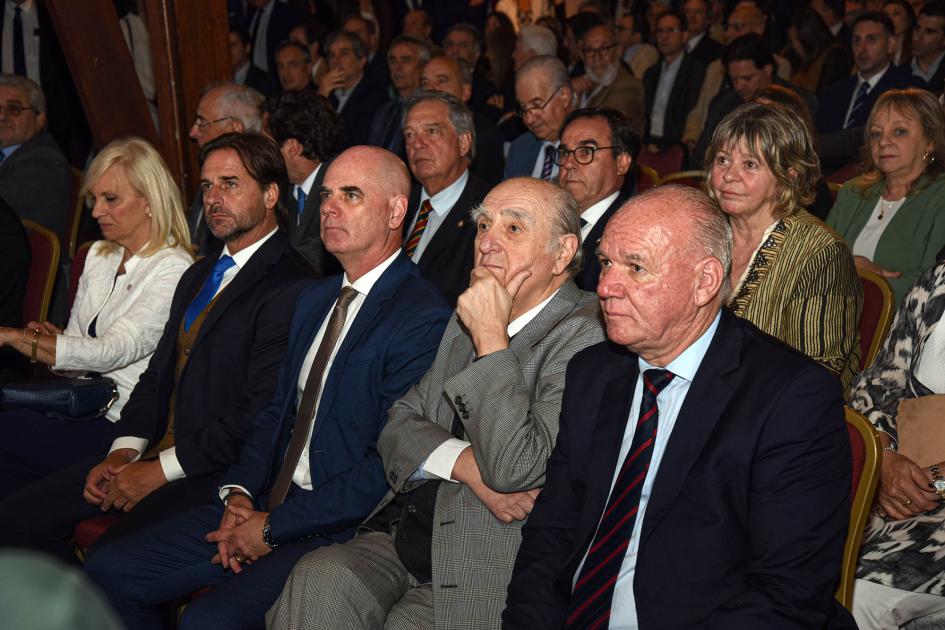 Primera fila de autoridades; entre ellas, Lacalle, Argimón y el subsecretario Verri