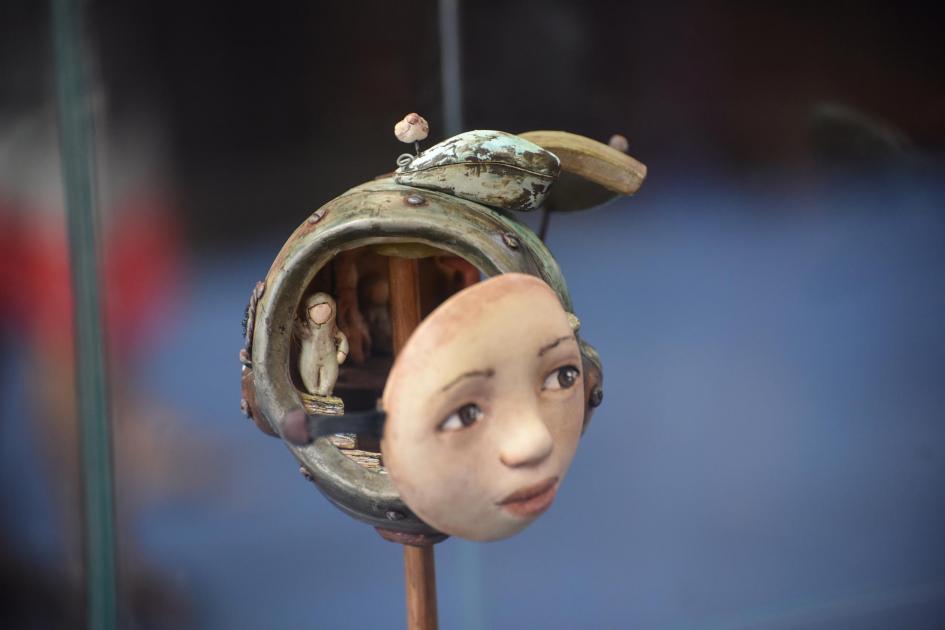 Otra artesanía, autoría de Fabiana Orpin Cara que se abre y dentro tiene muñecos