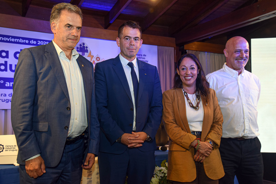 Orsi, Cardona, García y otro representante de la CIU, de pie