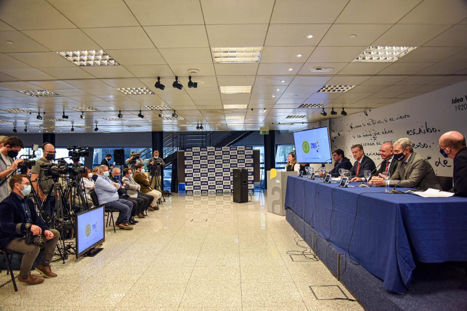 El evento se realizó en la Torre de las Telecomunicaciones A la derecha, mesa de autoridades; a la izquierda, público