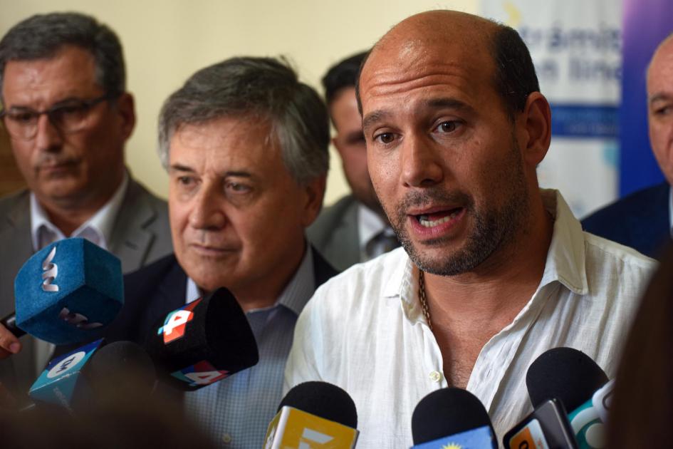 El ministro Martín Lema informó que 136.000 hogares hicieron uso del beneficio desde el 1.º de junio Ministro Lema habla, rodeado de micrófonos, junto a Paganini y Stipanicic; detrás, Verri y Durand