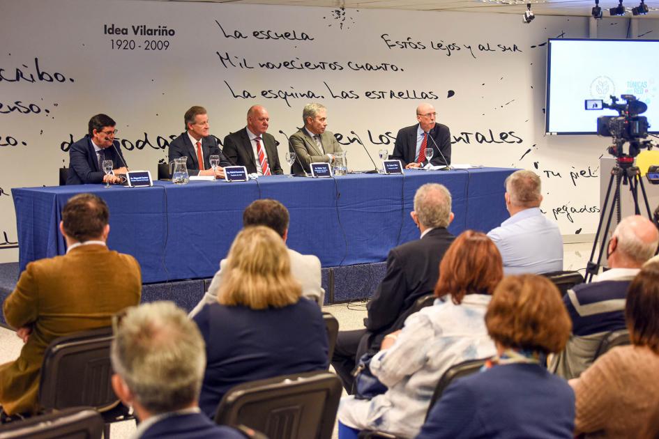 Público y mesa de autoridades Público visto de atrás; al fondo, mesa de autoridades