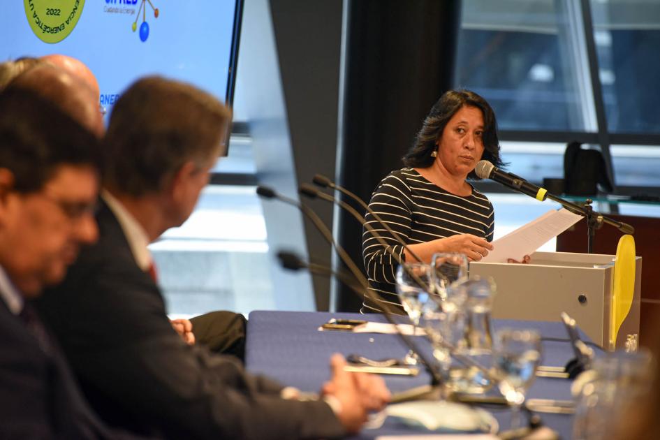 Maestra Emma Ibarra, de la escuela Juana de Ibarbourou Habla la maestra Emma Ibarra, observada por la mesa de autoridades