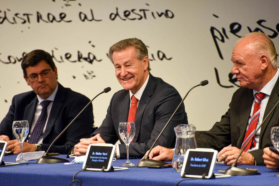 Presidente de Antel, Gabriel Gurméndez Habla el presidente de Antel, Gabriel Gurméndez, con Cantero y Verri a su lado