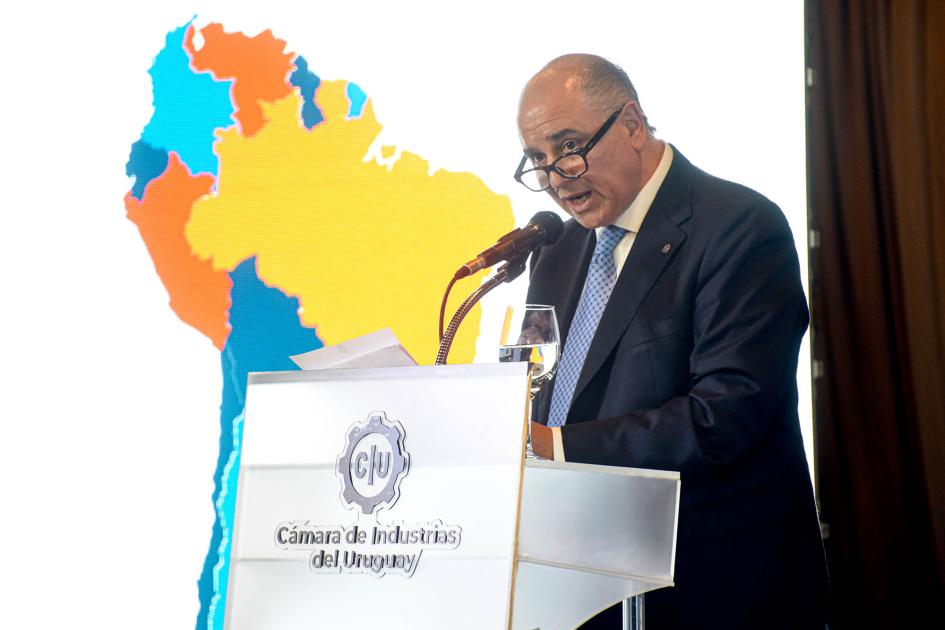 Presidente de la CIU, Fernando Pache Pache habla desde un atril con el logo de la CIU